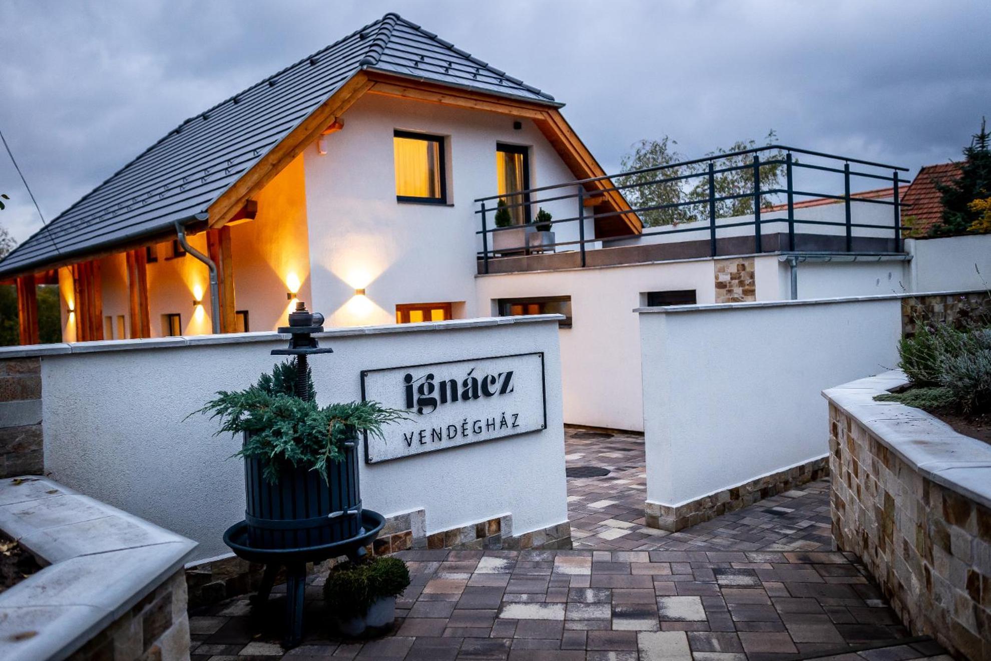 Hotel Ignacz Vendeghaz Pálosvörösmart Exterior foto